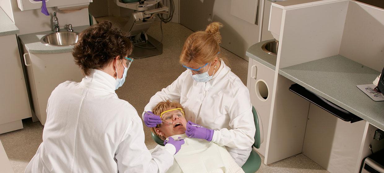 牙科协助学生与牙医一起治疗病人