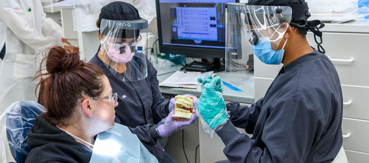 牙科卫生专业的学生在给病人治疗