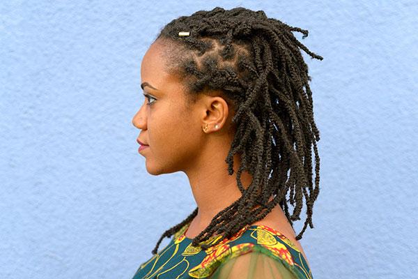 一个留着脏辫的年轻非裔美国妇女的侧视图肖像